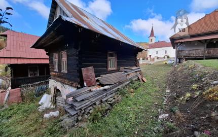 Stavebný pozemok s drevenou chalupou v krásnej obci Henclová