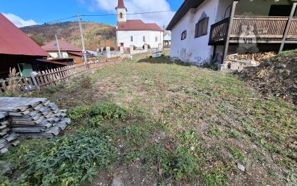 Stavebný pozemok s drevenou chalupou v krásnej obci Henclová