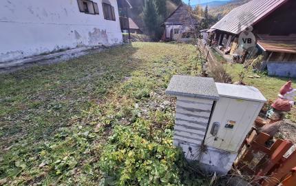 Stavebný pozemok s drevenou chalupou v krásnej obci Henclová