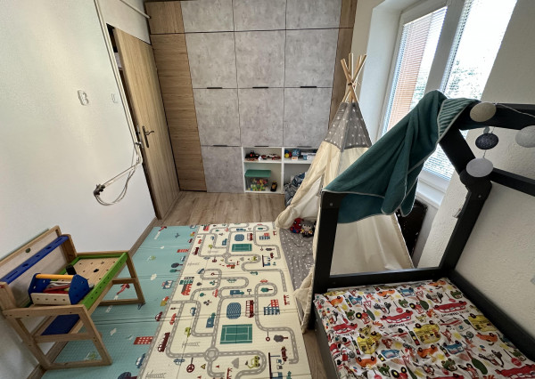 Byt 2+1 s balkónom prerobený na 3.izbový sídl. Rozvoj, Levoča