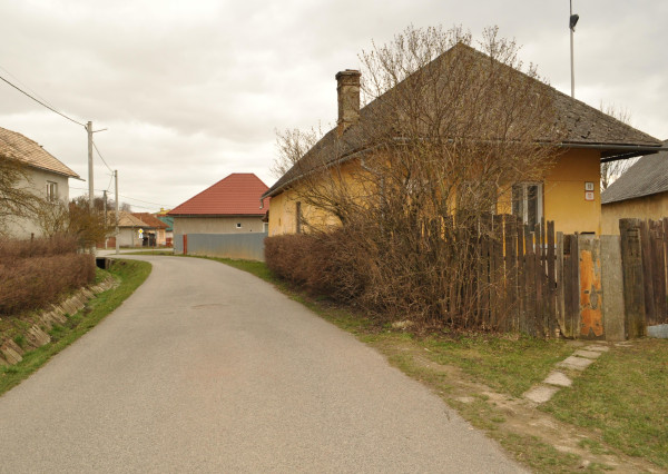 Pozemok so starším domom v obci Letanovce