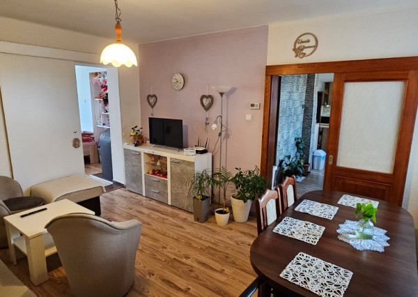 Rodinný dom s 2 samost. bytov. jednotkami v obci Jamník, SNV