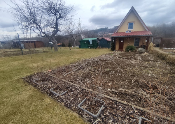 Pekná útulná chatka so záhradkou