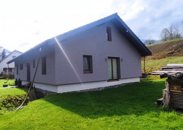 Pekná novostavba pod lesom v obci Kojšov