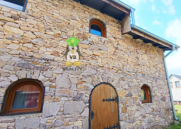 Kamenná chata s vínnou pivnicou v srdci kameňolomu