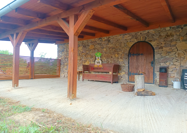 Kamenná chata s vínnou pivnicou v srdci kameňolomu