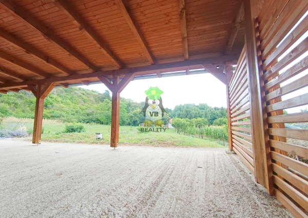 Kamenná chata s vínnou pivnicou v srdci kameňolomu