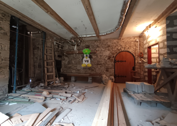 Kamenná chata s vínnou pivnicou v srdci kameňolomu