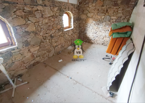 Kamenná chata s vínnou pivnicou v srdci kameňolomu