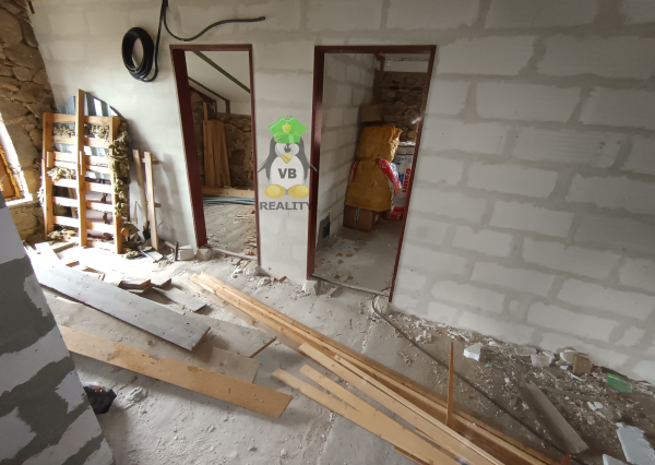 Kamenná chata s vínnou pivnicou v srdci kameňolomu