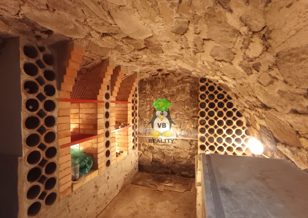 Kamenná chata s vínnou pivnicou v srdci kameňolomu