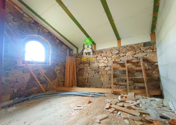 Kamenná chata s vínnou pivnicou v srdci kameňolomu