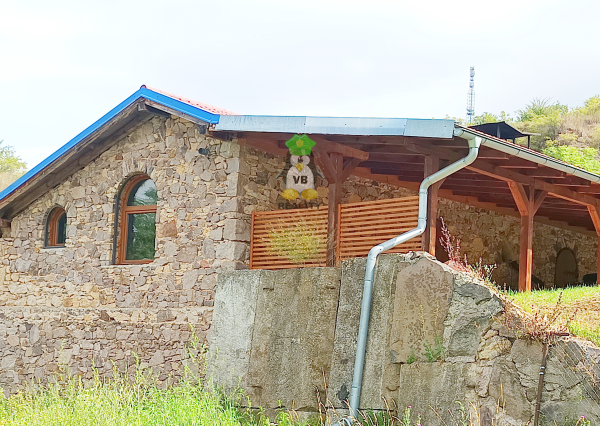 Kamenná chata s vínnou pivnicou v srdci kameňolomu