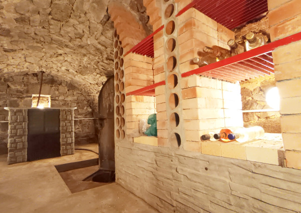 Kamenná chata s vínnou pivnicou v srdci kameňolomu