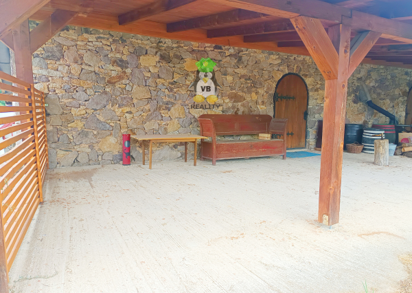 Kamenná chata s vínnou pivnicou v srdci kameňolomu