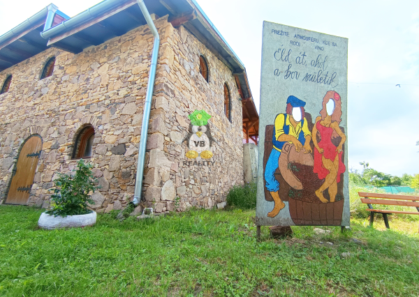 Kamenná chata s vínnou pivnicou v srdci kameňolomu