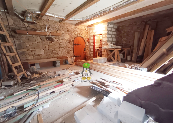 Kamenná chata s vínnou pivnicou v srdci kameňolomu