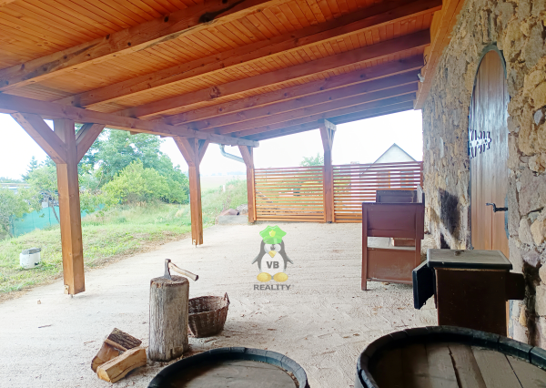 Kamenná chata s vínnou pivnicou v srdci kameňolomu