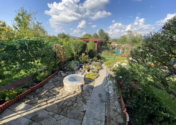 Ponúkame na predaj záhradu s chatkou v pri sídlisku Mier.