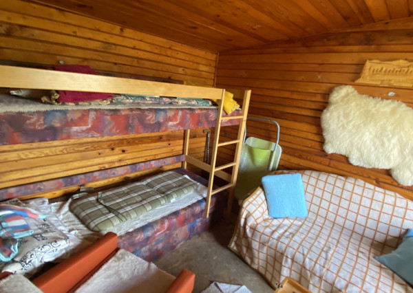 Ponúkame na predaj záhradu s chatkou v pri sídlisku Mier.