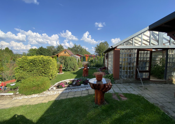 Ponúkame na predaj záhradu s chatkou v pri sídlisku Mier.