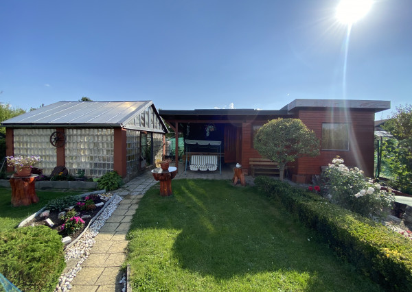 Ponúkame na predaj záhradu s chatkou v pri sídlisku Mier.