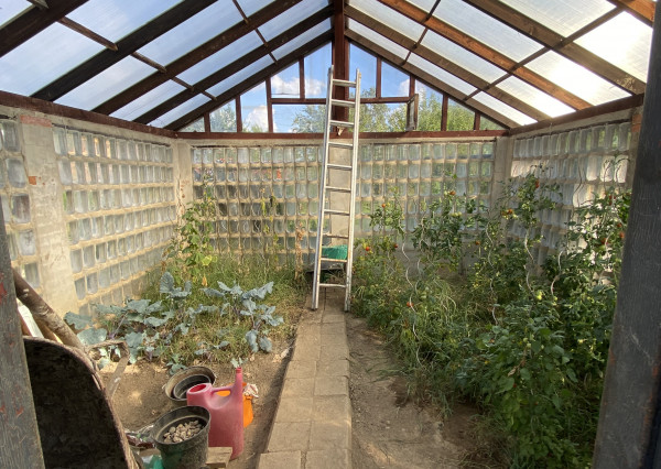 Ponúkame na predaj záhradu s chatkou v pri sídlisku Mier.