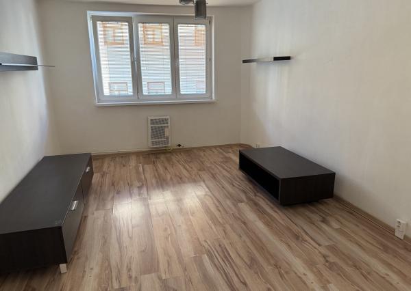 Byt 2+1 s loggiou centrum, Sp. Nová Ves