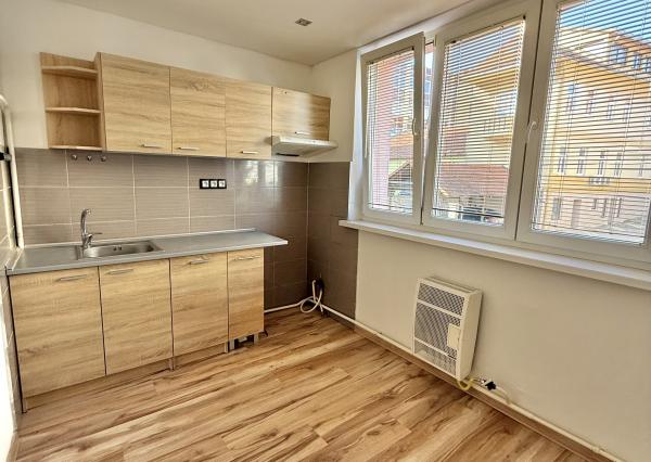 Byt 2+1 s loggiou centrum, Sp. Nová Ves