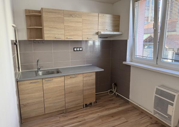 Byt 2+1 s loggiou centrum, Sp. Nová Ves