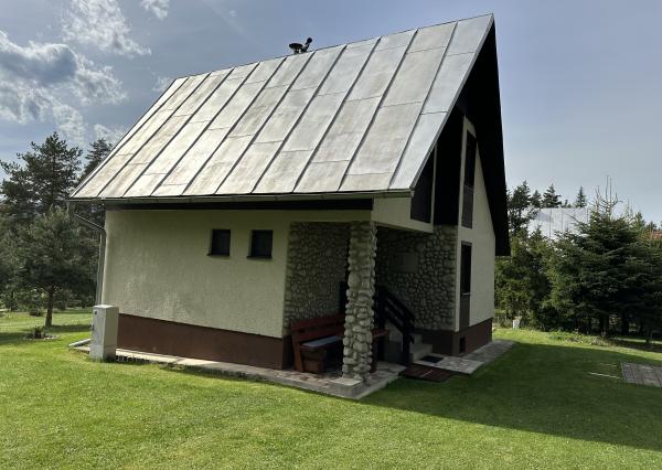 Chata na Košiarnom Briežku, časť Červený Jarok, okr. Sp. Nová Ves