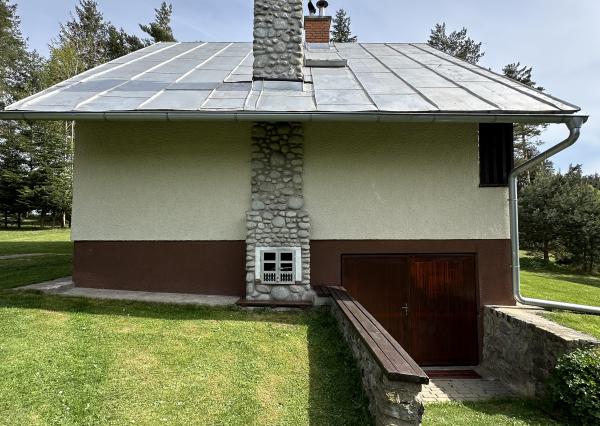 Chata na Košiarnom Briežku, časť Červený Jarok, okr. Sp. Nová Ves