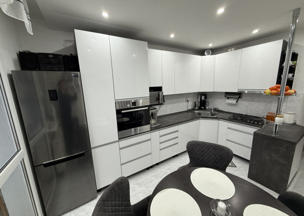 EXKLUZÍVNE: Zrekonštruovaný 4 iz. byt s loggiou, 83,7 m2,  Krompachy, blízko centra