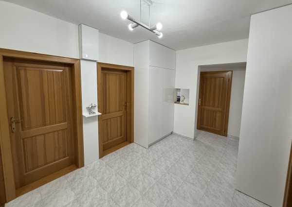 EXKLUZÍVNE: Zrekonštruovaný 4 iz. byt s loggiou, 83,7 m2,  Krompachy, blízko centra