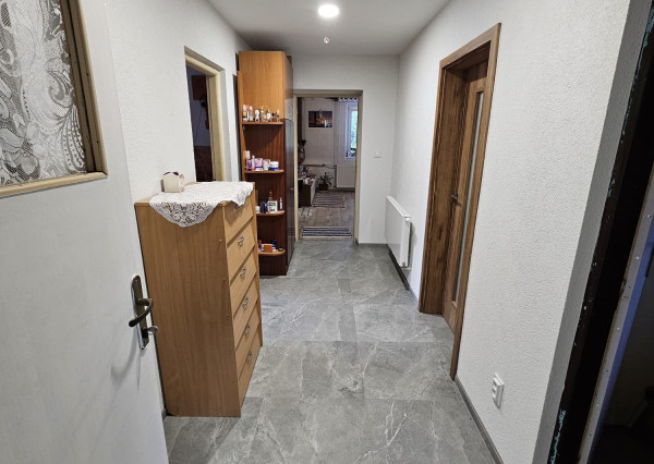 Priestranný rodinný dom s veľkým pozemkom, altánkom a garážou v obci Prakovce, okres Gelnica