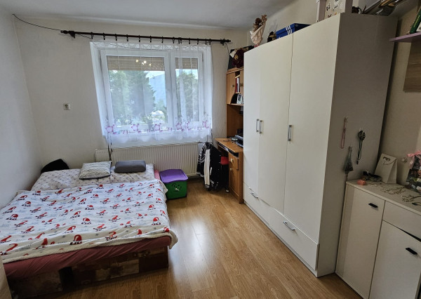 Priestranný rodinný dom s veľkým pozemkom, altánkom a garážou v obci Prakovce, okres Gelnica