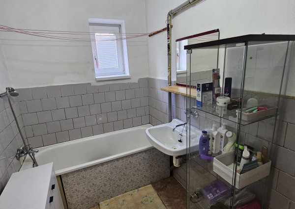 Priestranný rodinný dom s veľkým pozemkom, altánkom a garážou v obci Prakovce, okres Gelnica
