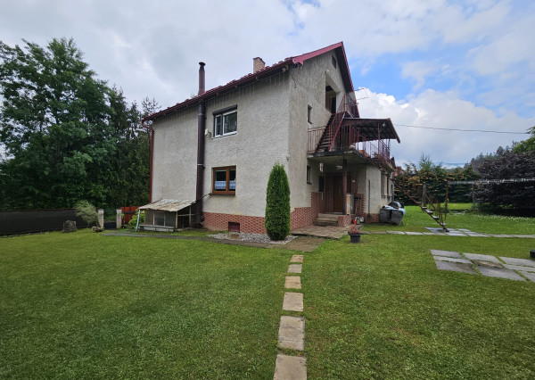 Priestranný rodinný dom s veľkým pozemkom, altánkom a garážou v obci Prakovce, okres Gelnica