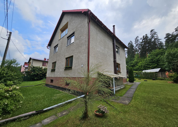 Priestranný rodinný dom s veľkým pozemkom, altánkom a garážou v obci Prakovce, okres Gelnica