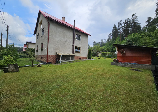 Priestranný rodinný dom s veľkým pozemkom, altánkom a garážou v obci Prakovce, okres Gelnica