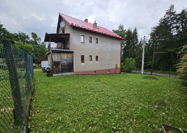 Priestranný rodinný dom s veľkým pozemkom, altánkom a garážou v obci Prakovce, okres Gelnica