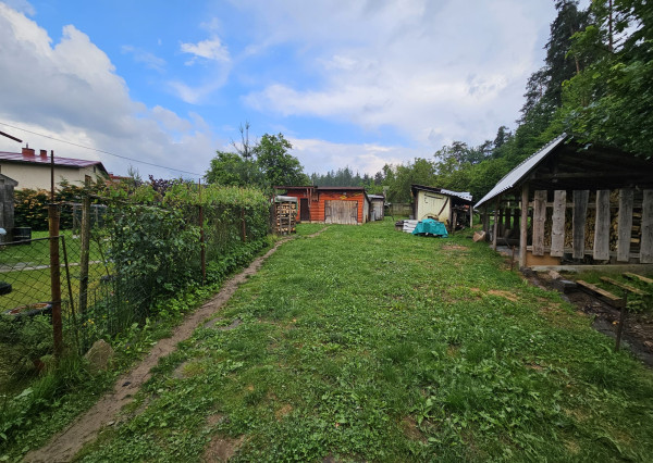 Priestranný rodinný dom s veľkým pozemkom, altánkom a garážou v obci Prakovce, okres Gelnica