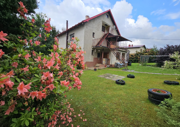 Priestranný rodinný dom s veľkým pozemkom, altánkom a garážou v obci Prakovce, okres Gelnica