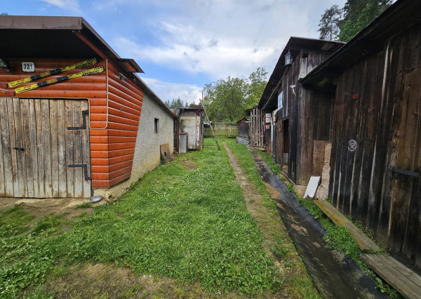 Priestranný rodinný dom s veľkým pozemkom, altánkom a garážou v obci Prakovce, okres Gelnica
