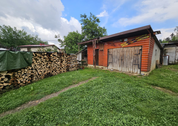 Priestranný rodinný dom s veľkým pozemkom, altánkom a garážou v obci Prakovce, okres Gelnica