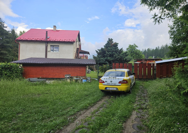 Priestranný rodinný dom s veľkým pozemkom, altánkom a garážou v obci Prakovce, okres Gelnica