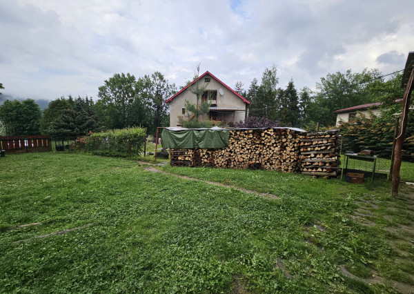Priestranný rodinný dom s veľkým pozemkom, altánkom a garážou v obci Prakovce, okres Gelnica