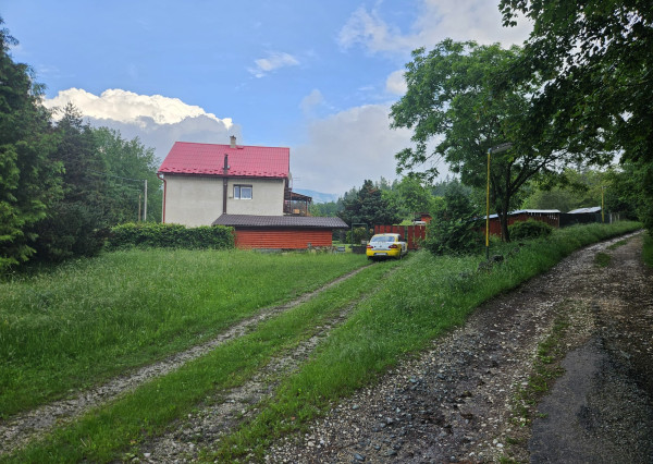Priestranný rodinný dom s veľkým pozemkom, altánkom a garážou v obci Prakovce, okres Gelnica
