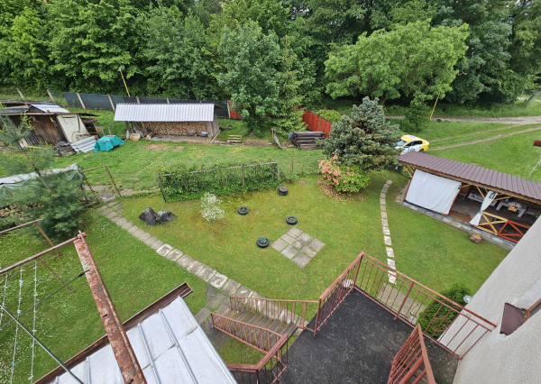 Priestranný rodinný dom s veľkým pozemkom, altánkom a garážou v obci Prakovce, okres Gelnica