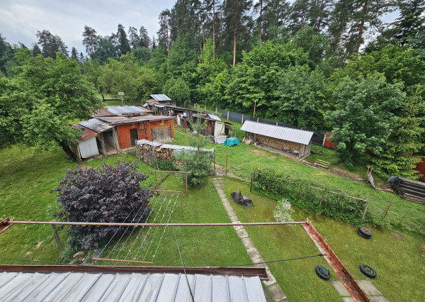 Priestranný rodinný dom s veľkým pozemkom, altánkom a garážou v obci Prakovce, okres Gelnica